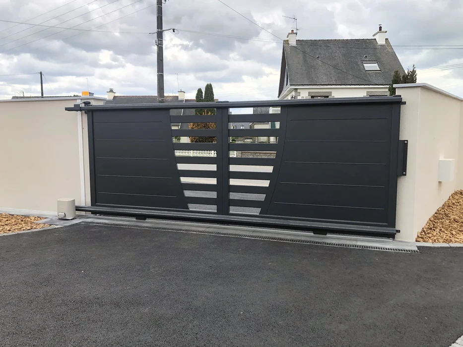 Scène extérieure résidentielle avec portail coulissant automatique en aluminium anthracite