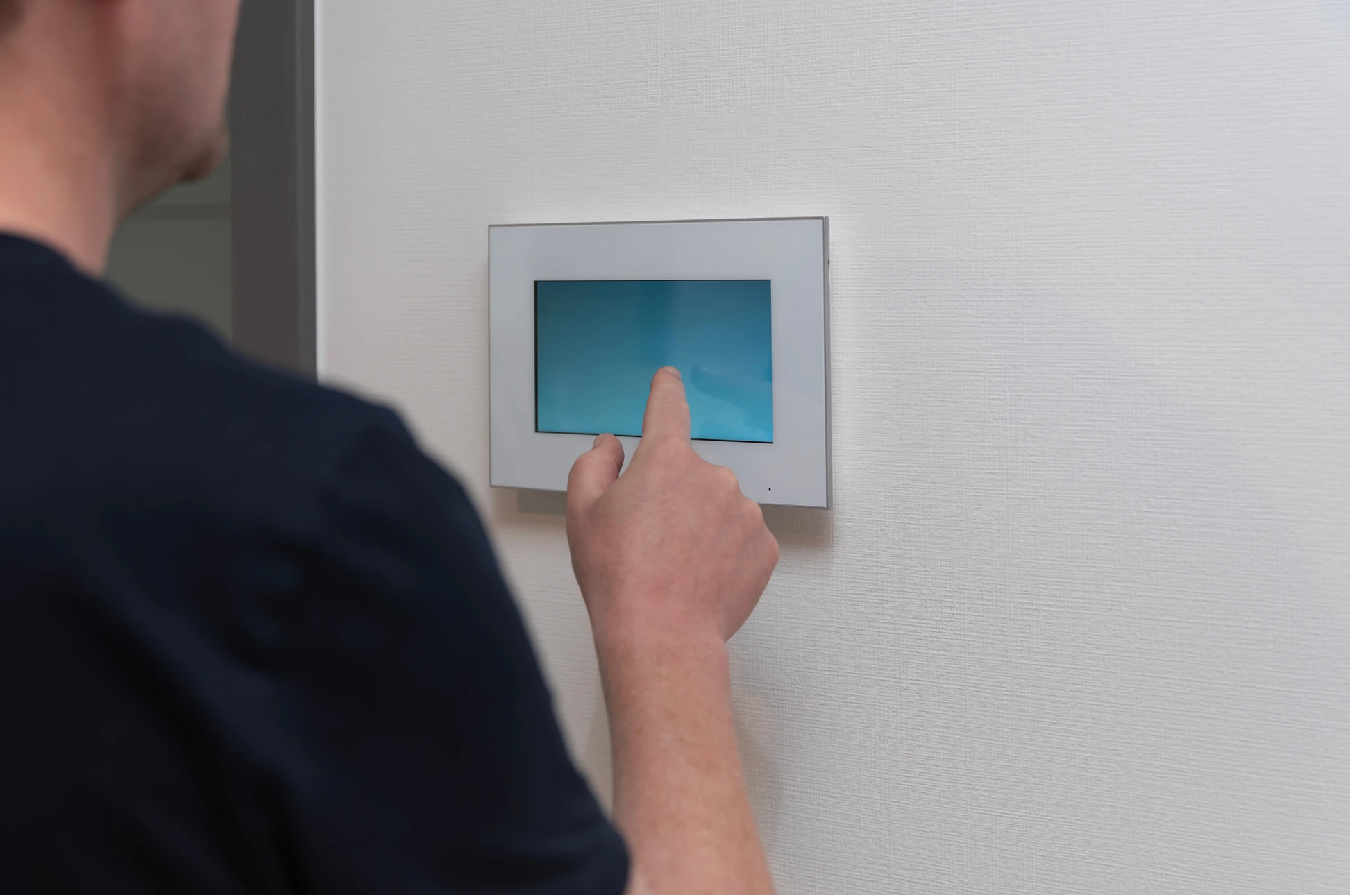 Espace de travail intérieur avec composants électroniques disposés sur surface en bois