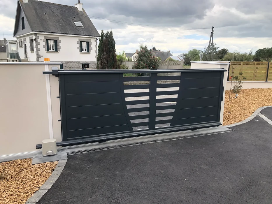 Extérieur résidentiel avec portail coulissant automatique en aluminium anthracite