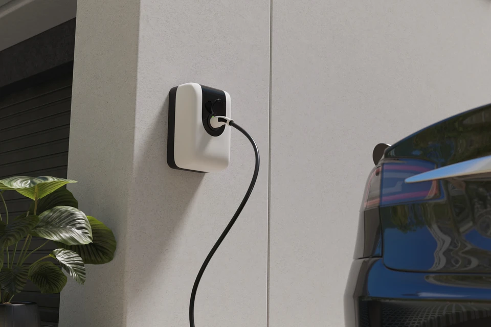 Scène extérieure de recharge d'un véhicule électrique blanc sur parking avec sol carrelé bleu et lignes oranges