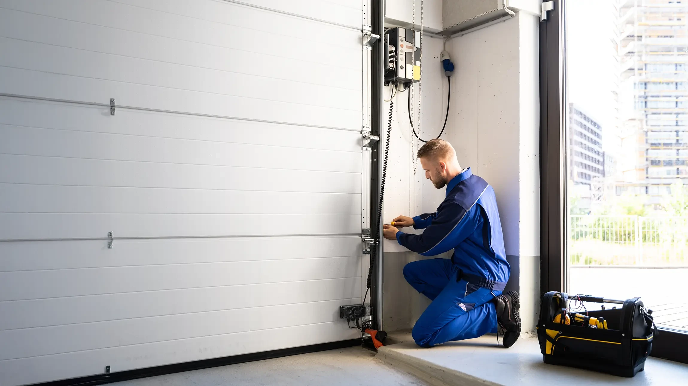 homme réparant la poignée de porte