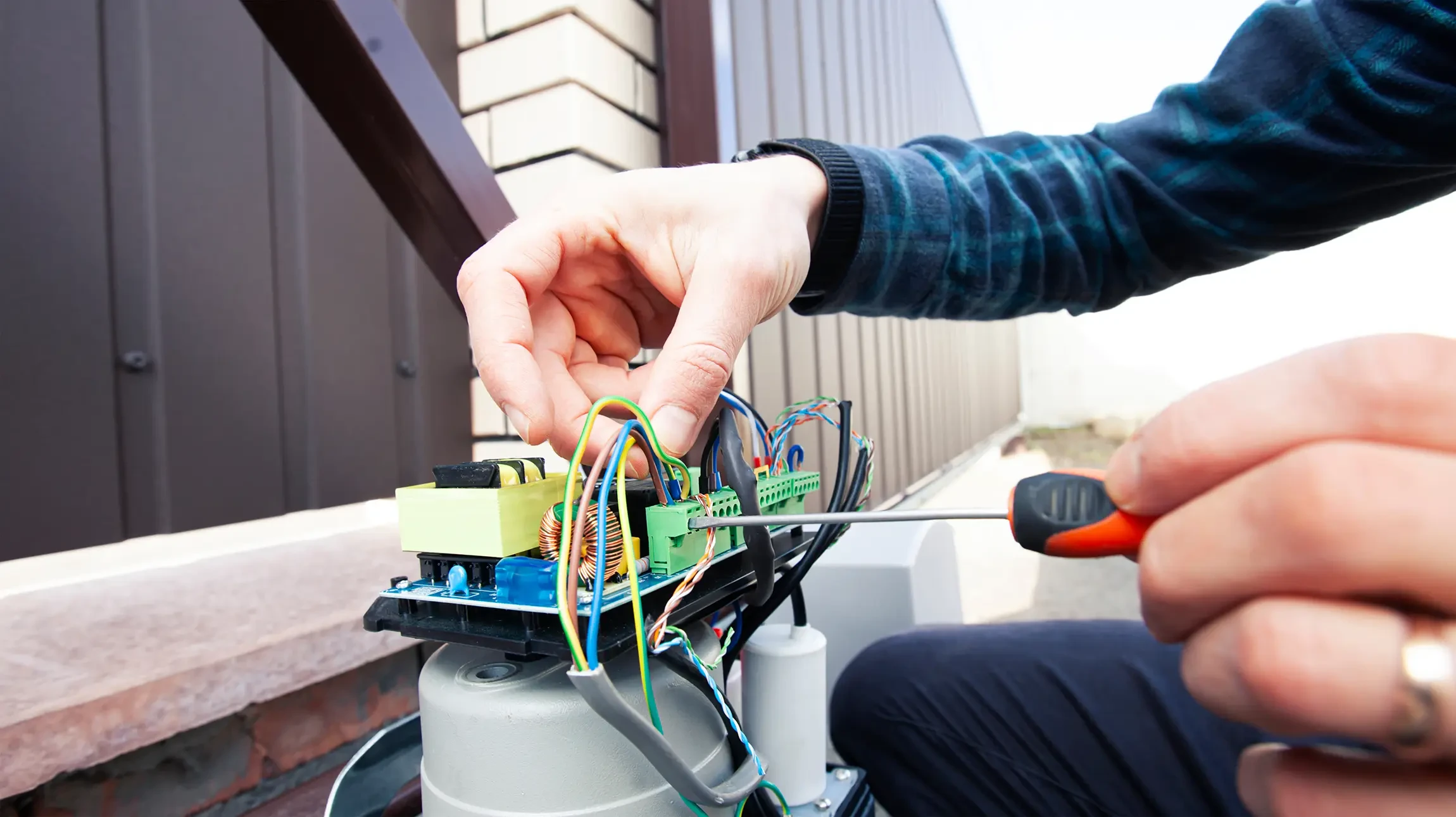 Atelier de réparation mécanique avec outils dispersés au sol