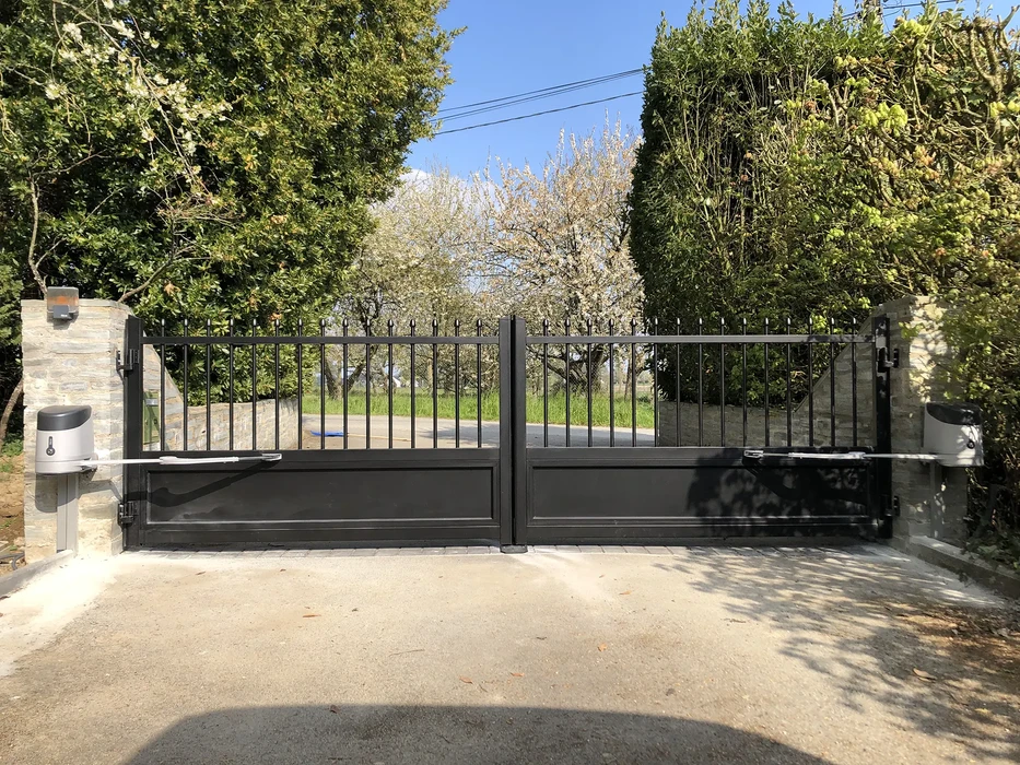 Scène extérieure sur toiture avec cheminée en briques