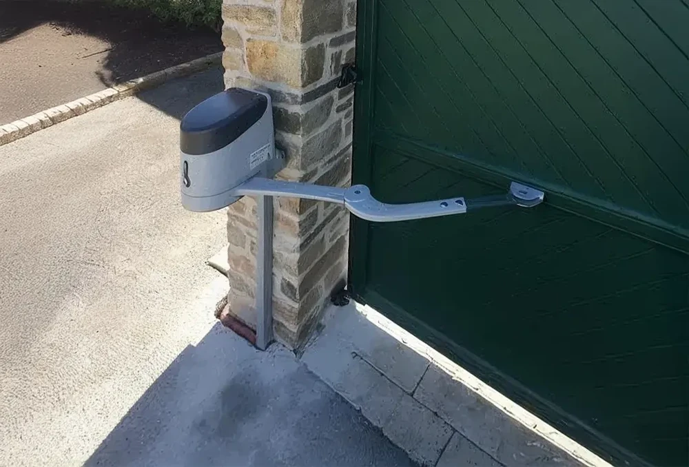 Porte de garage sectionnelle blanche installée dans structure bois