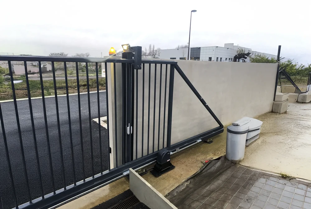 Porte de garage sectionnelle blanche avec fenêtres rectangulaires dans façade résidentielle beige