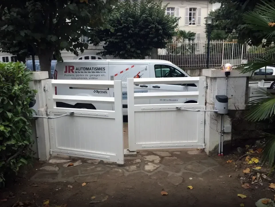 Scène extérieure urbaine avec personne tenant télécommande de véhicule pointée vers voiture blanche garée