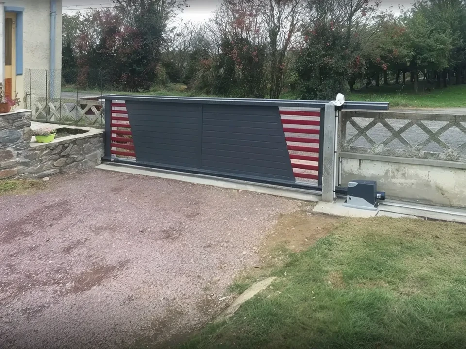 Intérieur d'un ordinateur portable ouvert exposant les composants internes lors d'une intervention de maintenance ou réparation informatique