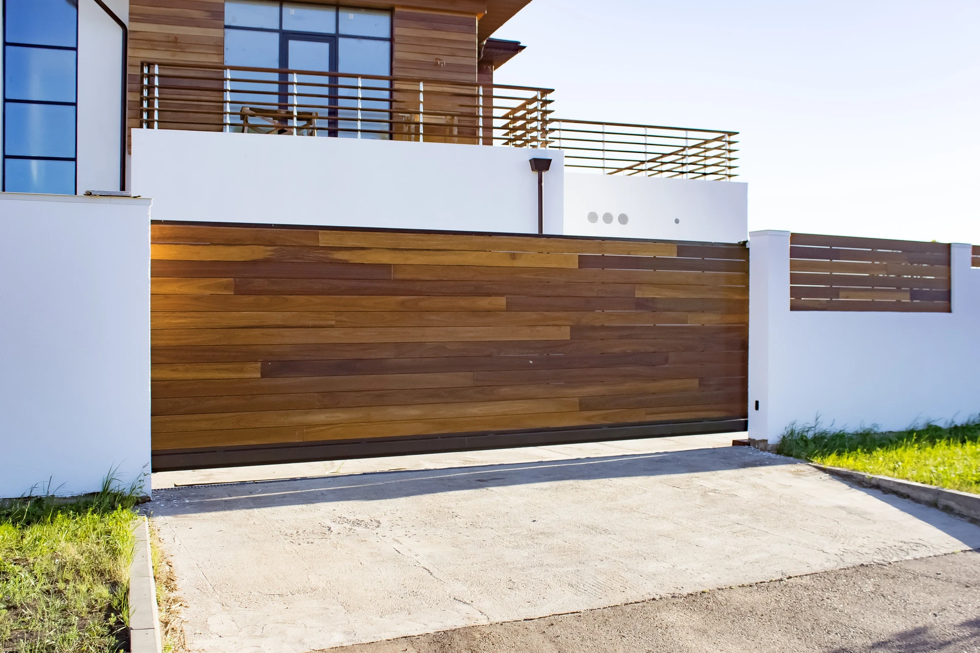 Intérieur résidentiel, technicien installant une serrure électronique sur porte d'entrée
