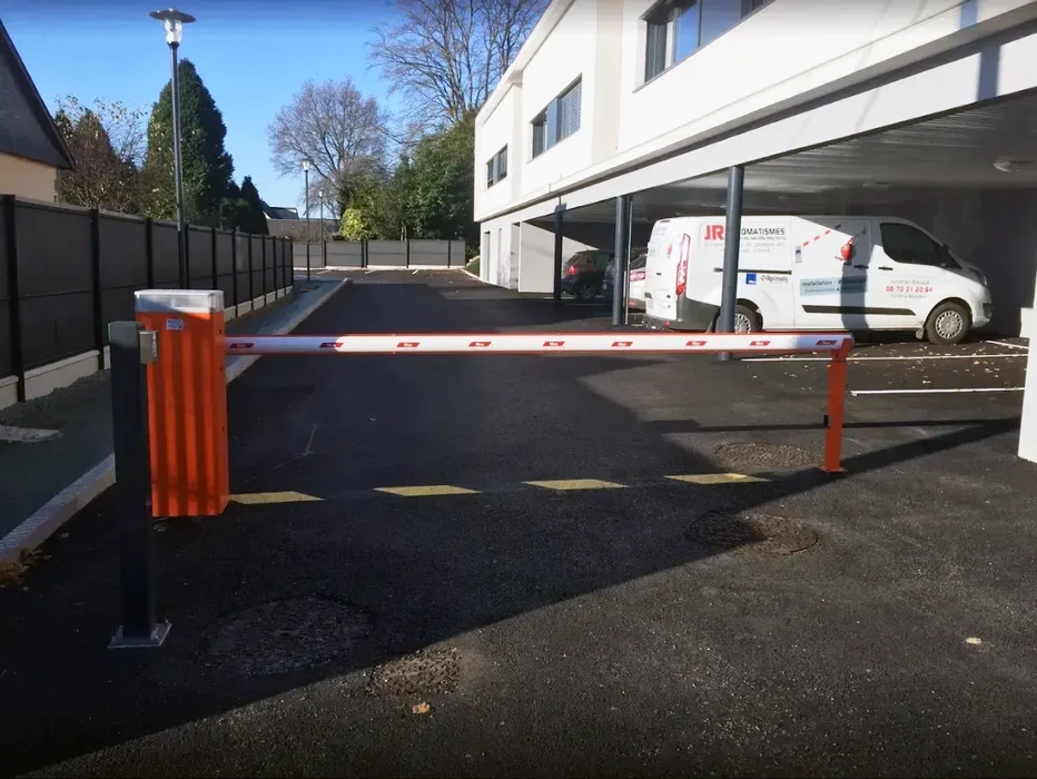 Homme travaillant sur ordinateur portable dans bureau moderne, consultant liste de tâches avec cases cochées vertes sur écran externe