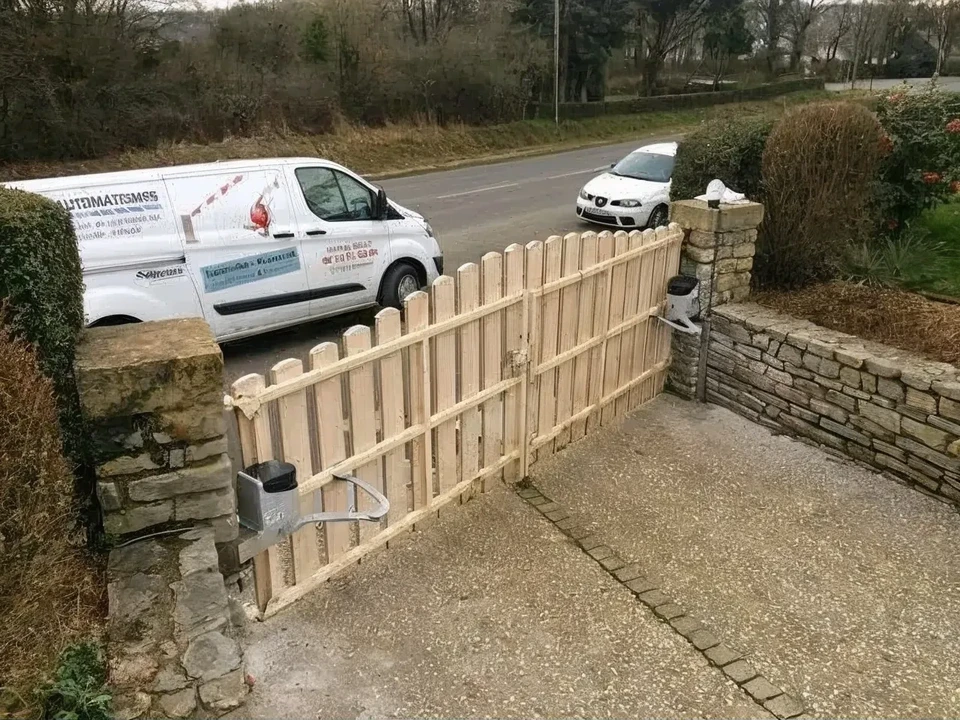 M&eacute;canicien automatique travaillant dans un garage, Technicien travaillant dans l'entretien automobile avec v&eacute;hicule &eacute;l&eacute;v&eacute;, r&eacute;paration et maintenance